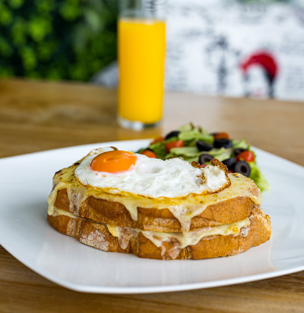 Croque madame con ensalada
