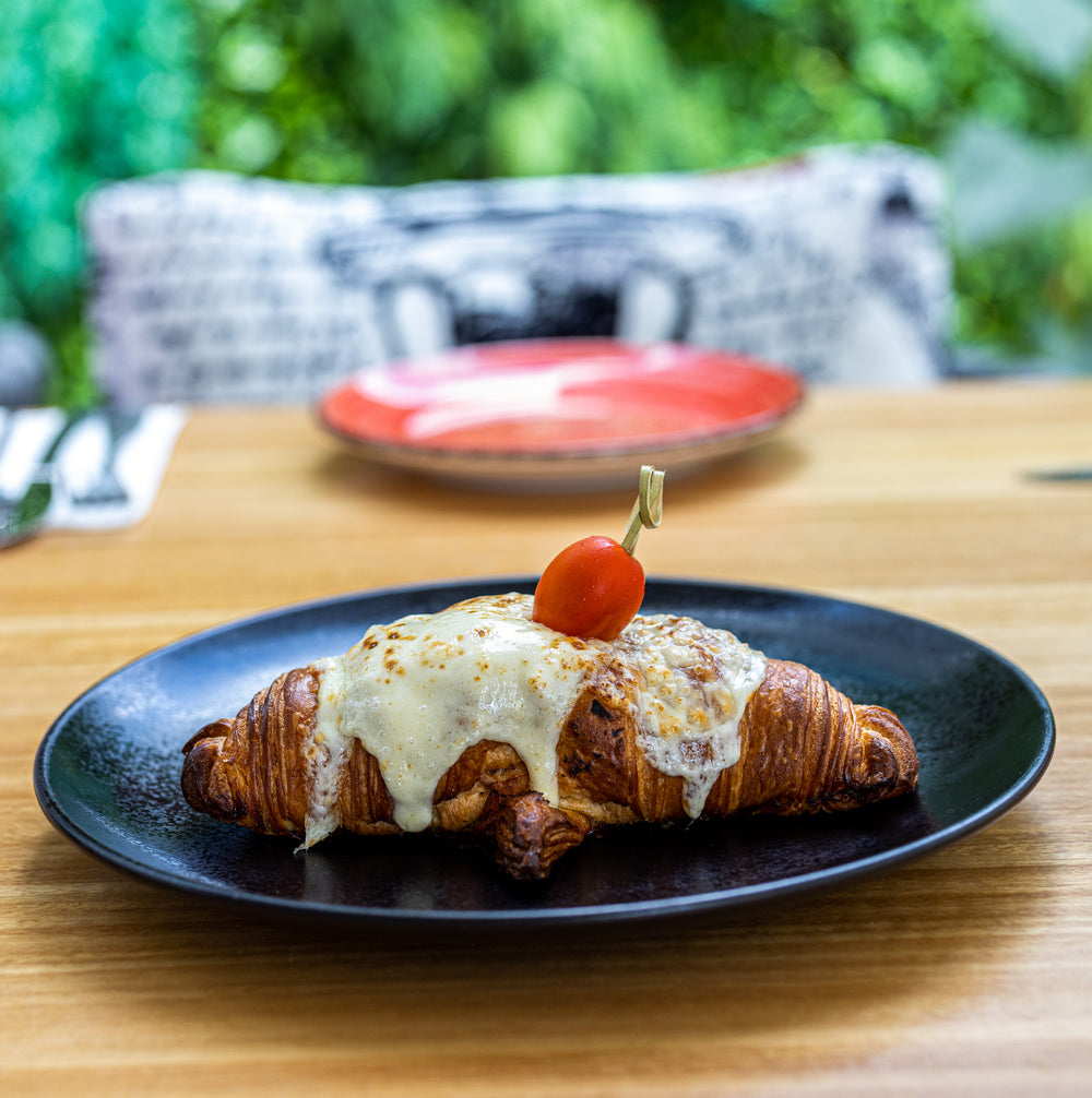 Croissant jamón y queso bechamel