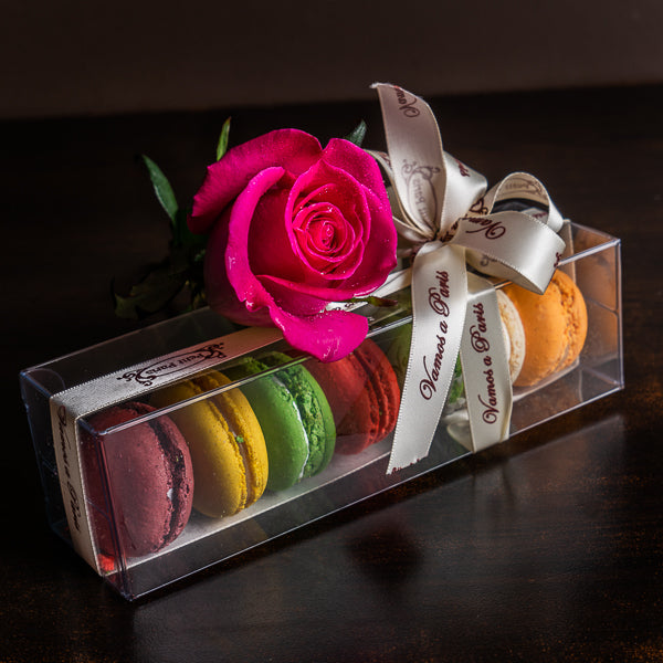Caja de macarons con su rosa