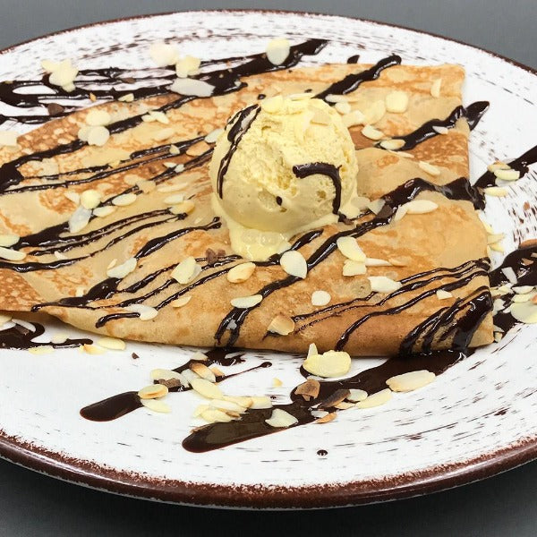 Crepe con Salsa de Chocolate y Helado
