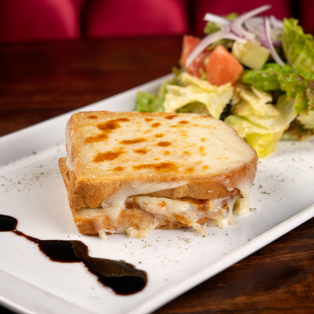 Croque monsieur con ensalada