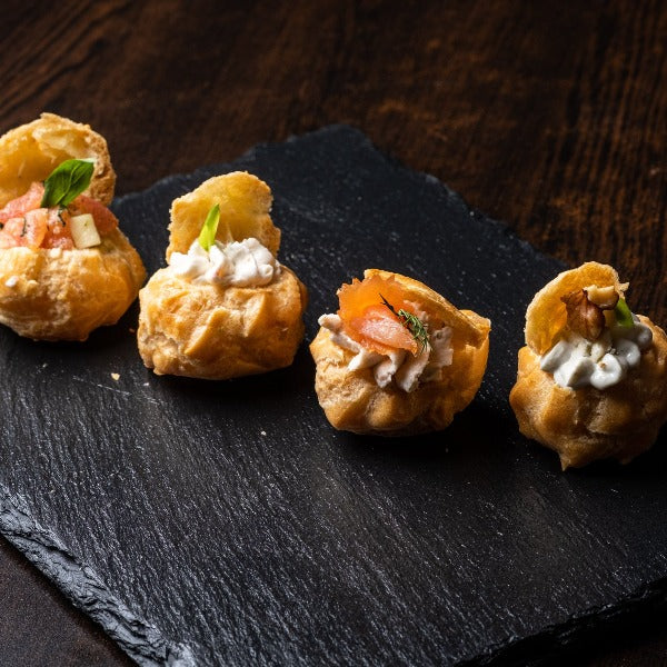 Plateau de mini profiteroles salées