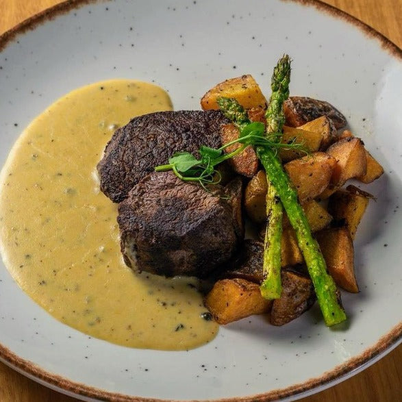 Filete de Res con Salsa a la Pimienta — Petit Paris Panamá